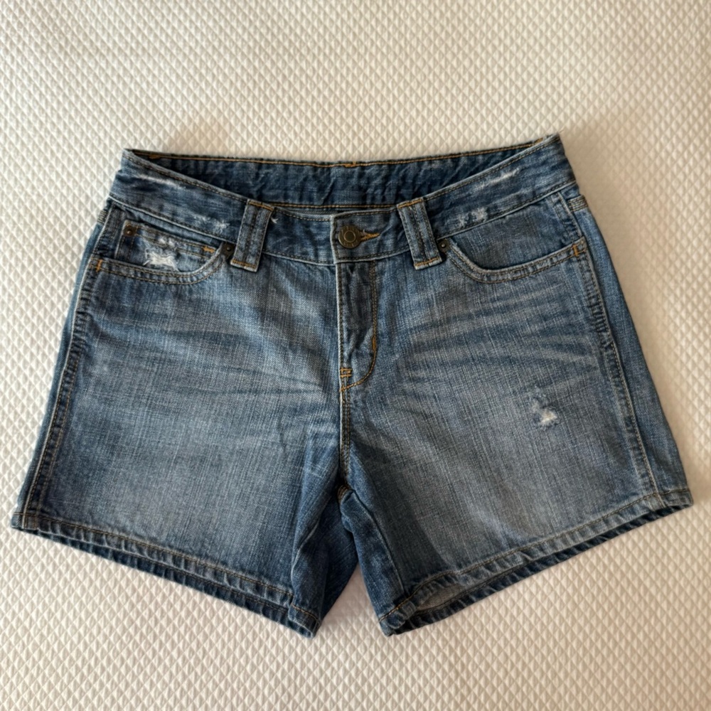 GAP Distressed Mid-Rise Denim Short‎ Size 2